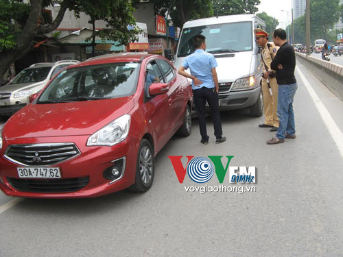 Va chạm giao thông, đường Phạm Văn Đồng tê liệt